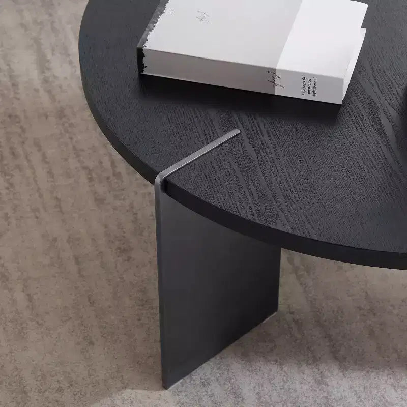 Tavolino Rotondo da Caffè con Piano in Legno di Noce e Base in Metallo Nero, Centro Tavola Moderno per Salotto