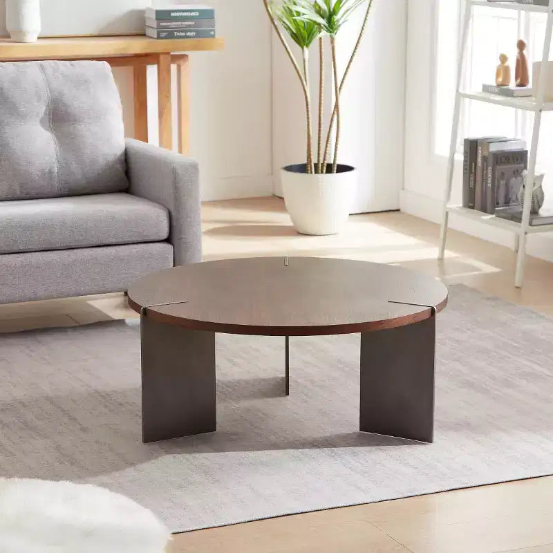 Tavolino Rotondo da Caffè con Piano in Legno di Noce e Base in Metallo Nero, Centro Tavola Moderno per Salotto