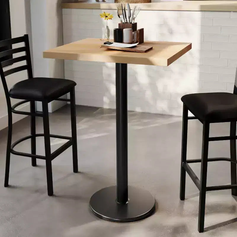 Piano da tavolo commerciale per interni in legno massello rettangolare Bennett con base in ghisa resistente alla ruggine con altezza bancone rotonda da 18"