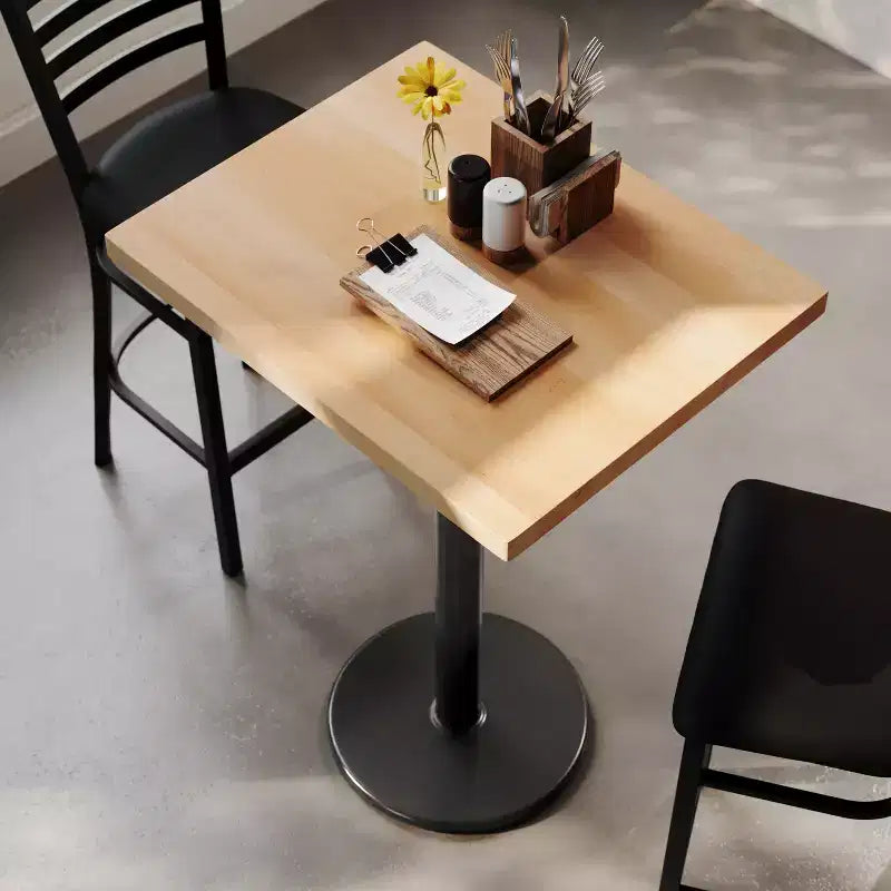 Piano da tavolo commerciale per interni in legno massello rettangolare Bennett con base in ghisa resistente alla ruggine con altezza bancone rotonda da 18"