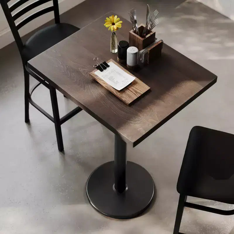 Piano da tavolo commerciale per interni in legno massello rettangolare Bennett con base in ghisa resistente alla ruggine con altezza bancone rotonda da 18"