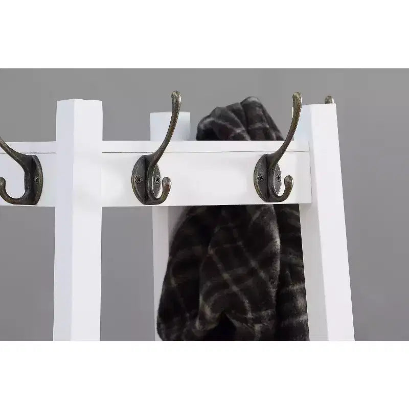 Appendiabiti da terra Okak con struttura in legno, attaccapanni con ripiani a 3 livelli e finitura argentata, appendiabiti per camera da letto, soggiorno, bianco