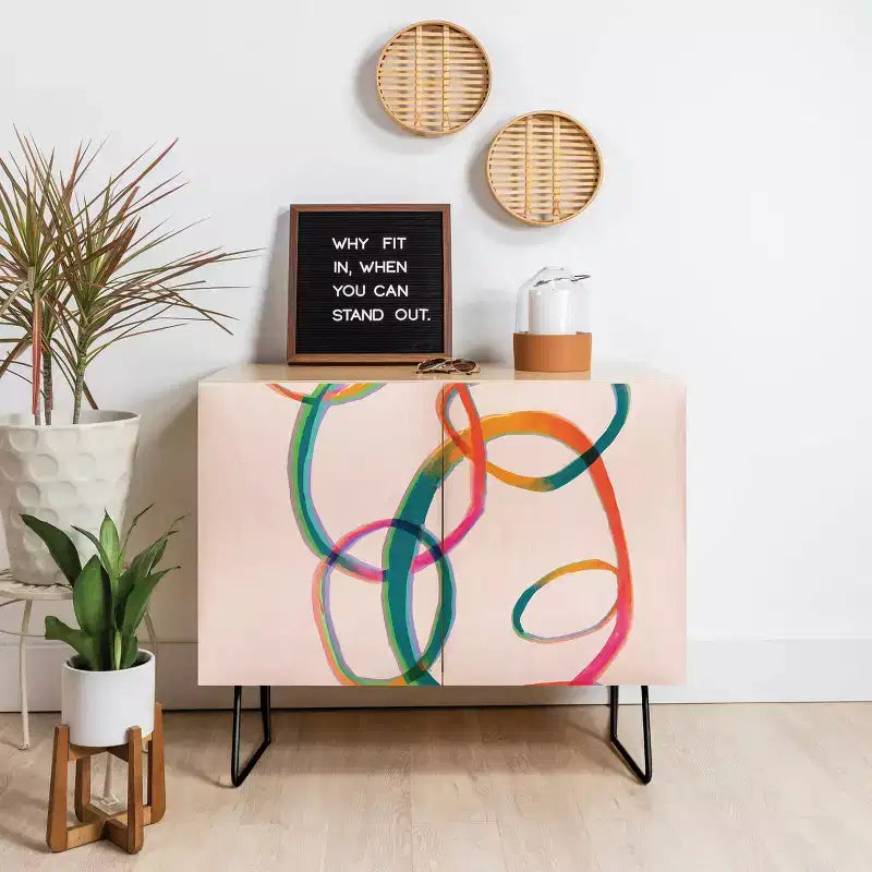 Trentuno illustrazioni Amore e Aberrazione Credenza con gambe nere - Deny Designs