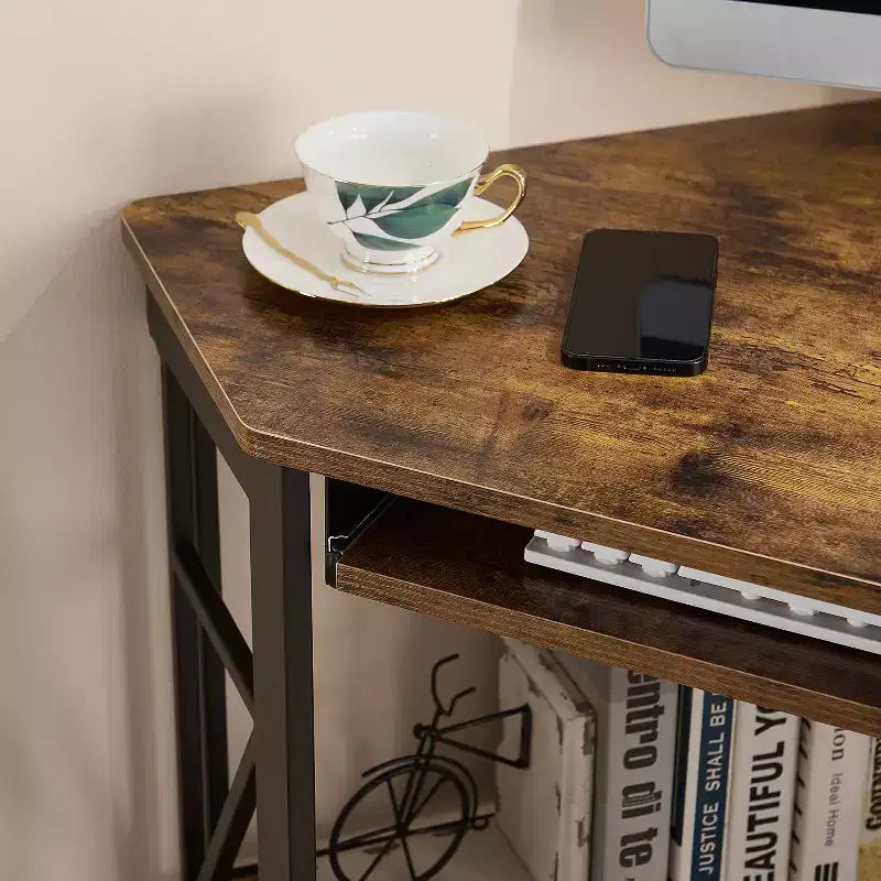 Scrivania ad angolo per computer VECELO da 104 cm con ripiani portaoggetti e stazione di ricarica, scrivania da gamer, scrivania moderna per workstation da ufficio domestico